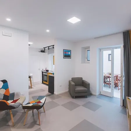 New With Patio Apartment Syrakus